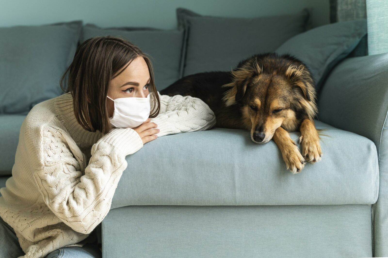 woman-sitting-her-dog-home-during-pandemic